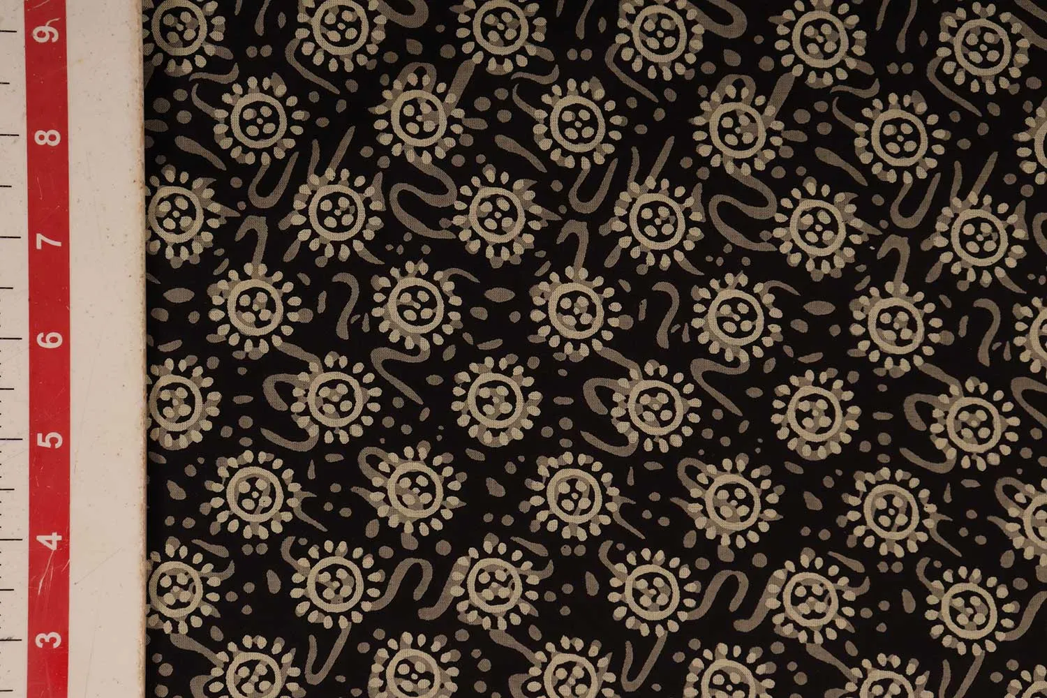 Precut Of 3 Meters Of Black & Ivory Printed Cotton Cambric Fabric